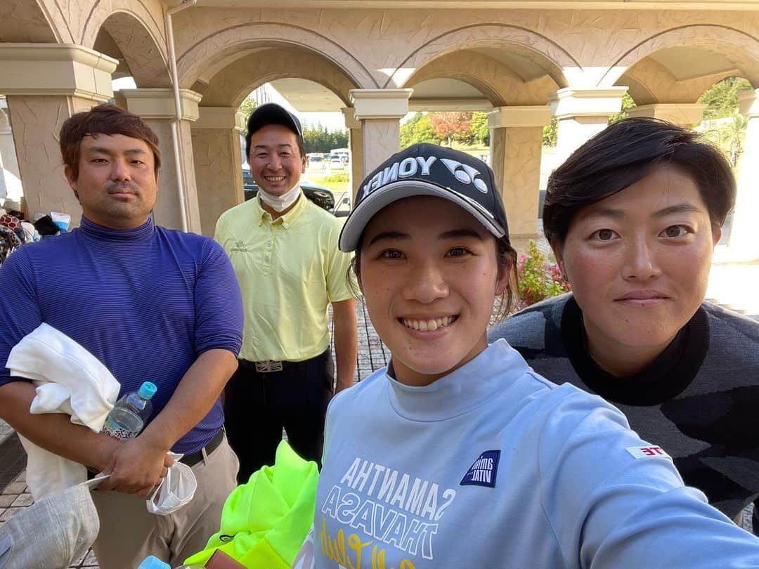 山口すず夏のインスタグラム：「・ すっごく楽しい3日間でした✨ みんなで一緒に練習するって すっごく楽しい！！し 刺激になります😌  1人でずーっとやってると、 もちろん発見できることも 沢山あるけど 少し悪くなると ついネガティブに 考えちゃったり、 自分では気づけないことも 沢山あって、でもこうやって 一緒に頑張ってる人たちと ラウンドする事が こんなにも楽しいものかと 気がつきました🤭  また次に向けて練習頑張ります🔥  ・ #東家さん3日間お世話になりました #気づいた事があります #なつかさんの声はすごくよく響くのと笑 #よく笑うし面白いこと #はるかさんがかっこよすぎること #特に左斜め前からがピカイチでした #岩井さんは実際に現場を見なくても #絶対に育メンです #そして東家さんは面倒見が意外にもよいんです #趣味はおそらく人をいじる事です #そんなこんなでとても充実した3日間でした  #そして今日は兄の30回目の誕生日です #お兄ちゃん誕生日おめでとう🎂」