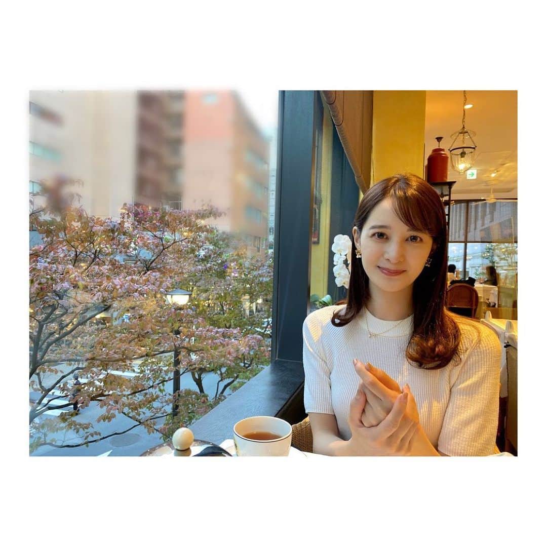 のインスタグラム：「* 母とカフェ & 買い物 🐈🪄  ショッピングセンターの中をあちこち歩き回っていると、 あっという間に10000歩！！  カラダweekに、 日常の中のいい運動です🍏🍏  （写真は疲れて休憩中…）  #カラダweek　#ショッピング」