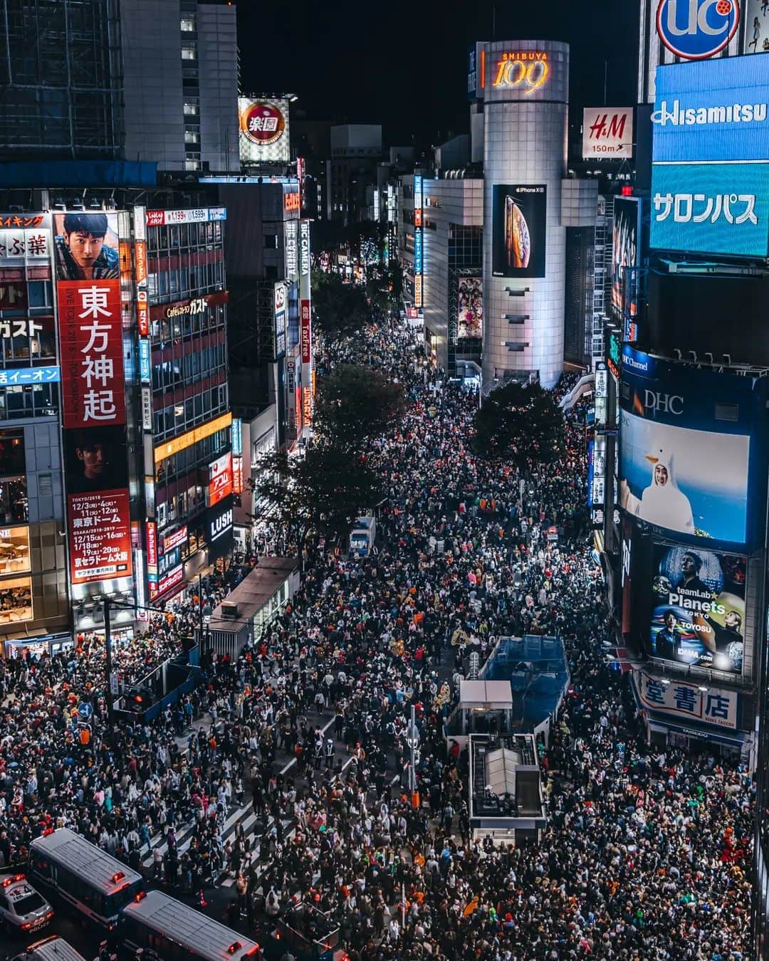 deepskyのインスタグラム：「Tokyo Halloween Night before covid... . #shibuya #halloween . I heard there were quite many people in shibuya crossing on Halloween this year. But, look at how crazy it was before covid ！  今年のハロウィンは、コロナ禍ですが人が多かったみたいです。が、コロナ前のハロウィンのヤバさは比べ物にならなかいんで、是非見てください！  . . . #tokyo #halloweennight #shibuyacrossing #nightphotography #streetphotography #awesomephotographers #travelgram  #complexphotos  #sonyalpha  #streets_vision #lovetheworld #crazy  #beautifuldestinations #travel #photography」