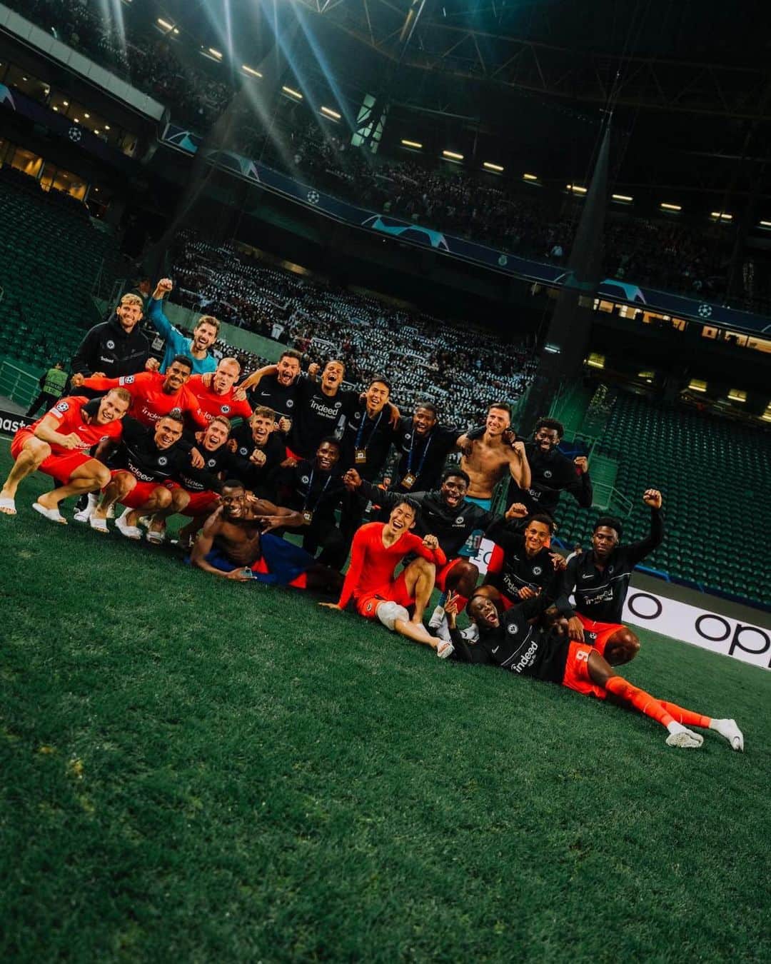 ティモシー・チャンドラーのインスタグラム：「What a Team!!!💪🏾💪🏾 🦅 #history #roundof16herewecome #」