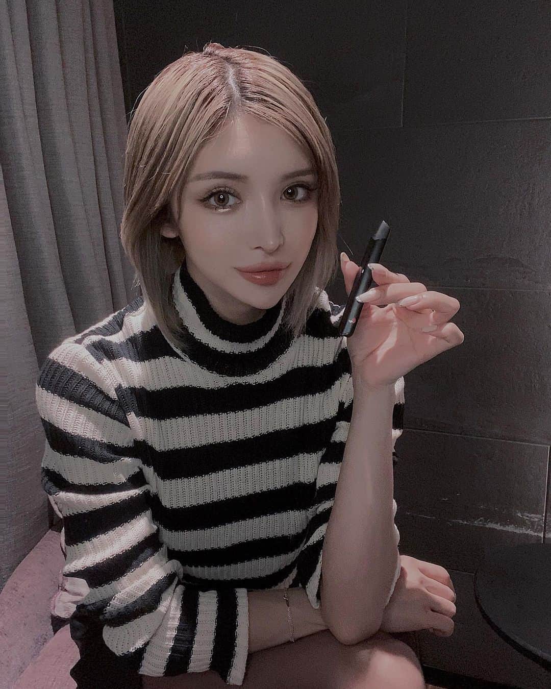 小原優花のインスタグラム：「♡お知らせ♡  今注目の"CBDベイプ"製品、Chilltechさんのイメージモデルに起用していただきました☺️💓💓  @chilltech_japan   私は3年前くらいからCBD製品を使うようになって、オイルやベイプ、CBDのエステなど色々と試してきました🥺✨  こちらのChilltechさんはオーガニックの原料を使用し、厳しい品質検査をクリアした製品なので安全性も高く、とても気に入っています🥹❣️  不眠、眠りの浅さ、ストレス、生理痛や偏頭痛など日々の生活の中で気になる悩みにCBDが本当に万能で！💡 まだ使った事がないという方にもぜひ試してみてもらいたいです👏🏻❤️❤️  カフェのメニューをコンセプトにしたフレーバーで、吸うと美味しい風味もしっかり感じます😋💓 (最近はメープルフレンチトースト味が好き！❤︎)  減量中の食欲をおさえるのに本当に役立ちまくってます🙏🏻💗💗  私はタバコを吸わないのですが、ニコチンなども一切含まれていないので禁煙者も安心です！🙆‍♀️✨  ChilltechさんのベイプはAmazonでも販売中💜💜💜 Amazonで「チルテック」と検索してみてください🔍😻  --------------------------------  11月中のみ、チェキのプレゼント企画も開催中です🎁🥰🥰💕 ぜひ @chilltech_japan さんのアカウントをチェックしていただけましたら幸いです🫶🏻💓  --------------------------------  #chilltech  #チルテック  #CBD  #CBDベイプ」