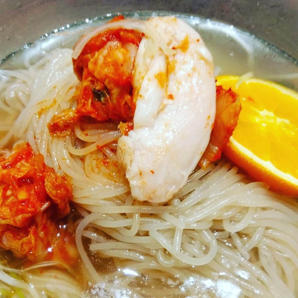 米良美一さんのインスタグラム写真 - (米良美一Instagram)「大阪の伊丹空港にて、 しばらくぶりに 大好きな韓国冷麺を 食しました😋  スープ…さっぱりだけど 深みある旨さです。 キムチも程よく発酵してて満足でした👍」11月2日 21時52分 - la_melamela
