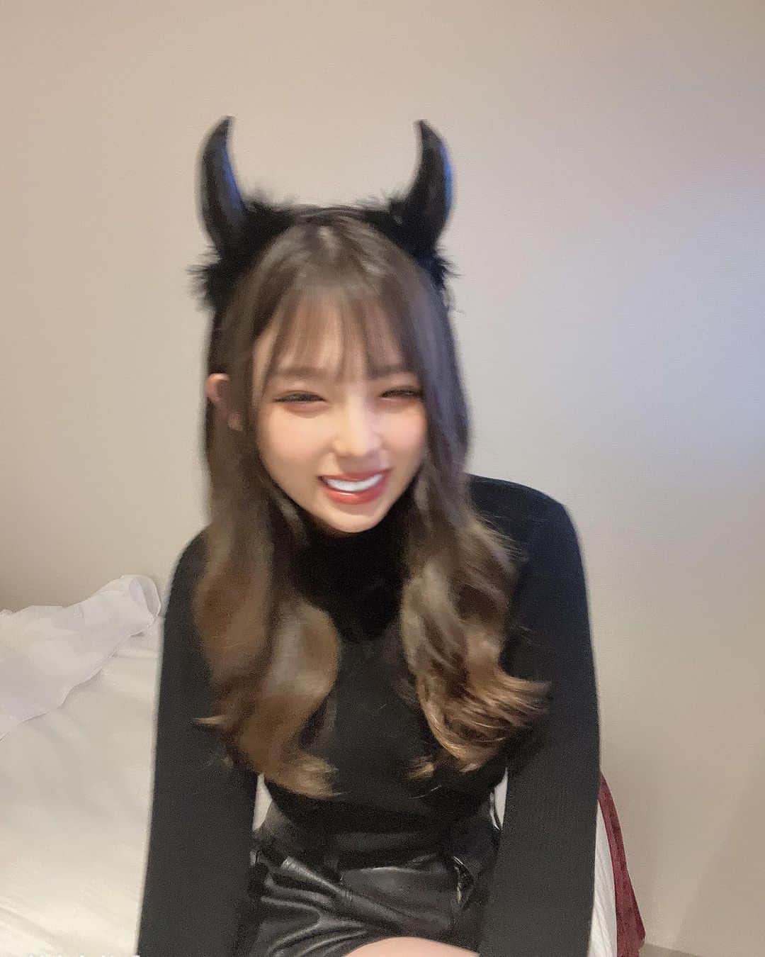 小栁紫苑のインスタグラム：「これってさ。チャック空いとるうちに入ると？🥺  #はろうぃん  #もうコスプレできない　#血すーたろか」