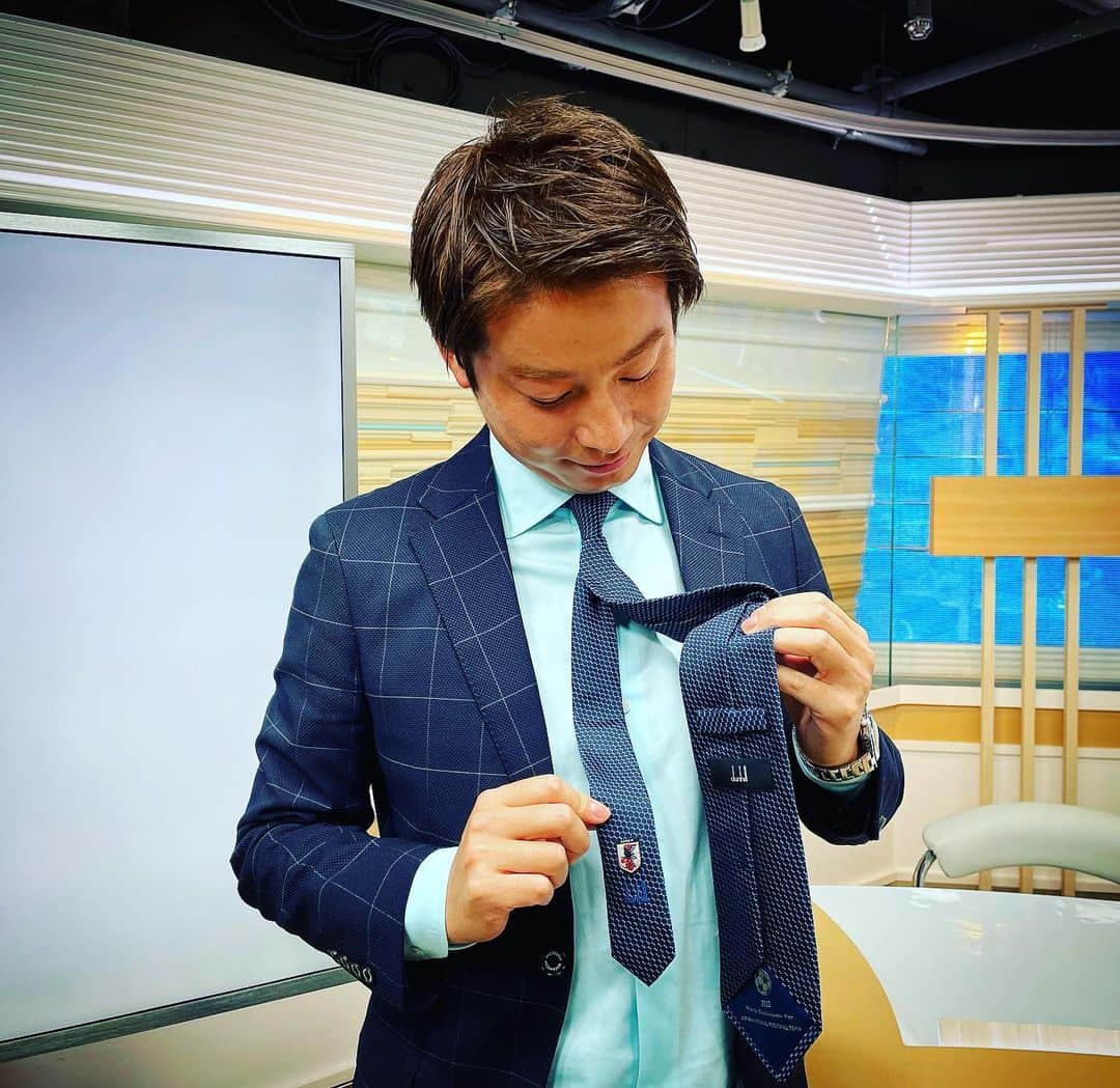 小松正英さんのインスタグラム写真 - (小松正英Instagram)「. 11月20日に開幕するカタールW杯。  26人のメンバーも発表され、期待が高まります。  私も代表選手達と同じ気持ちで応援を📣ということで ユニフォーム、、ではなく！ 日本代表のオフィシャルスーツを提供している dunhillの代表ネクタイを着用してみました👔  ゴールネットをモチーフにしたデザインに さりげなく入っている日本代表のエンブレム🇯🇵  主張し過ぎないところがまたカッコイイ。  勝負ネクタイにしようか。  森保JAPAN！ 応援しています！ . . . #日本代表 #カタールW杯 #dunhill #ネクタイ」11月2日 21時55分 - masa_fb.ank