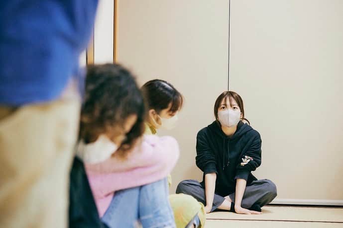 村田寛奈さんのインスタグラム写真 - (村田寛奈Instagram)「#コンプソンズ 11/10-20 浅草九劇にて 舞台 われらの狂気を生き延びる道を教えてください  主演を務めさせていただきます  稽古場レポで取材していただき、おもろ写真がたくさんあったので共有します  1枚目 人のこと指差さないの 2枚目 そんな顔する瞬間ある？ 3枚目 どんな体制で何考えてるの 4枚目 楽しそうだね  の4作品です  ぜひお待ちしております。 チケット情報はストーリーズ、Twitterまで。 #浅草#浅草九劇#九劇#舞台」11月2日 22時08分 - hironamurata081229
