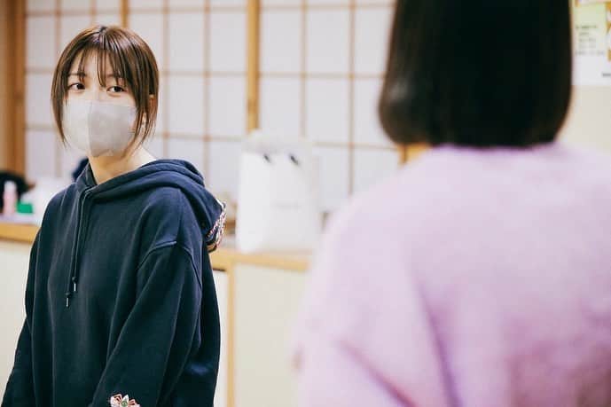 村田寛奈さんのインスタグラム写真 - (村田寛奈Instagram)「#コンプソンズ 11/10-20 浅草九劇にて 舞台 われらの狂気を生き延びる道を教えてください  主演を務めさせていただきます  稽古場レポで取材していただき、おもろ写真がたくさんあったので共有します  1枚目 人のこと指差さないの 2枚目 そんな顔する瞬間ある？ 3枚目 どんな体制で何考えてるの 4枚目 楽しそうだね  の4作品です  ぜひお待ちしております。 チケット情報はストーリーズ、Twitterまで。 #浅草#浅草九劇#九劇#舞台」11月2日 22時08分 - hironamurata081229