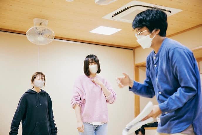 村田寛奈さんのインスタグラム写真 - (村田寛奈Instagram)「#コンプソンズ 11/10-20 浅草九劇にて 舞台 われらの狂気を生き延びる道を教えてください  主演を務めさせていただきます  稽古場レポで取材していただき、おもろ写真がたくさんあったので共有します  1枚目 人のこと指差さないの 2枚目 そんな顔する瞬間ある？ 3枚目 どんな体制で何考えてるの 4枚目 楽しそうだね  の4作品です  ぜひお待ちしております。 チケット情報はストーリーズ、Twitterまで。 #浅草#浅草九劇#九劇#舞台」11月2日 22時08分 - hironamurata081229