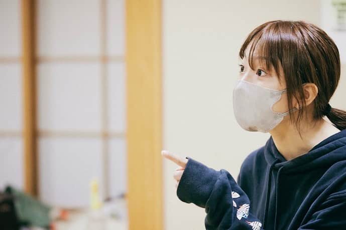 村田寛奈さんのインスタグラム写真 - (村田寛奈Instagram)「#コンプソンズ 11/10-20 浅草九劇にて 舞台 われらの狂気を生き延びる道を教えてください  主演を務めさせていただきます  稽古場レポで取材していただき、おもろ写真がたくさんあったので共有します  1枚目 人のこと指差さないの 2枚目 そんな顔する瞬間ある？ 3枚目 どんな体制で何考えてるの 4枚目 楽しそうだね  の4作品です  ぜひお待ちしております。 チケット情報はストーリーズ、Twitterまで。 #浅草#浅草九劇#九劇#舞台」11月2日 22時08分 - hironamurata081229