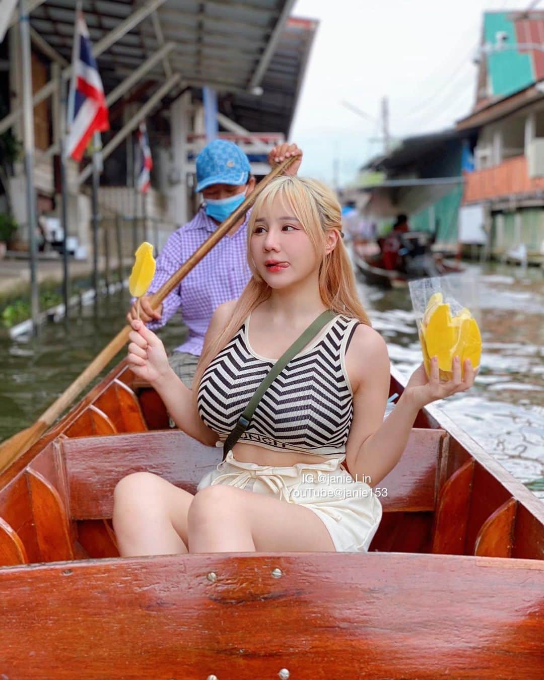 泥泥林のインスタグラム：「猜猜我手上是什麼🤔 Guess what did I eat?  今天YT上泰國Vlog全記錄🇹🇭 首次將近半小時的影片，來首播跟我一起聊天看影片吧！ New YouTube Premiere at 21:00 tonight (Taiwan time)💛 Let’s watch together and chat in chat room🥰  · #YT 🔍 宅泥日常 Janiesenpai」