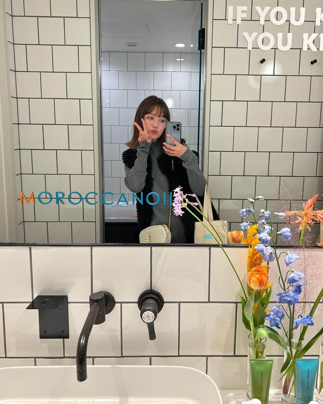 加藤玲奈のインスタグラム：「Moroccanoil PR Party  “IF YOU KNOW YOU KNOW” にご招待いただきましたー💙 モロッカンオイルは何度も言ってるかもだけど、何年も前から使っていて大好きなので本当に幸せな時間でした☺️  髪ってオイルひとつでこんなにも変わるんだ！！って教えてくれたのもモロッカンオイルです...🫶🏻  そして安定のまつと👭✨」