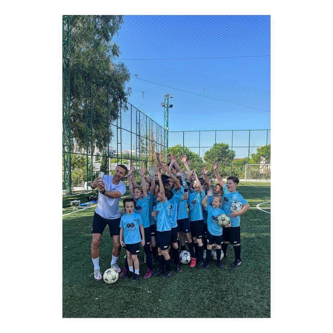 グレン・マレーのインスタグラム：「Made my @footballescapes debut last week at the beautiful @parklanecyprus resort Massive thanks to all the families, Mums Dads & Kids that joined in the fun and made it an extra special week 👏🏼 Thanks for having us @parklanecyprus, it was an absolute pleasure. ☀️ ⚽️   #FootballEscapes #Cyprus #ParklaneCyprus   @rascal_clothing」