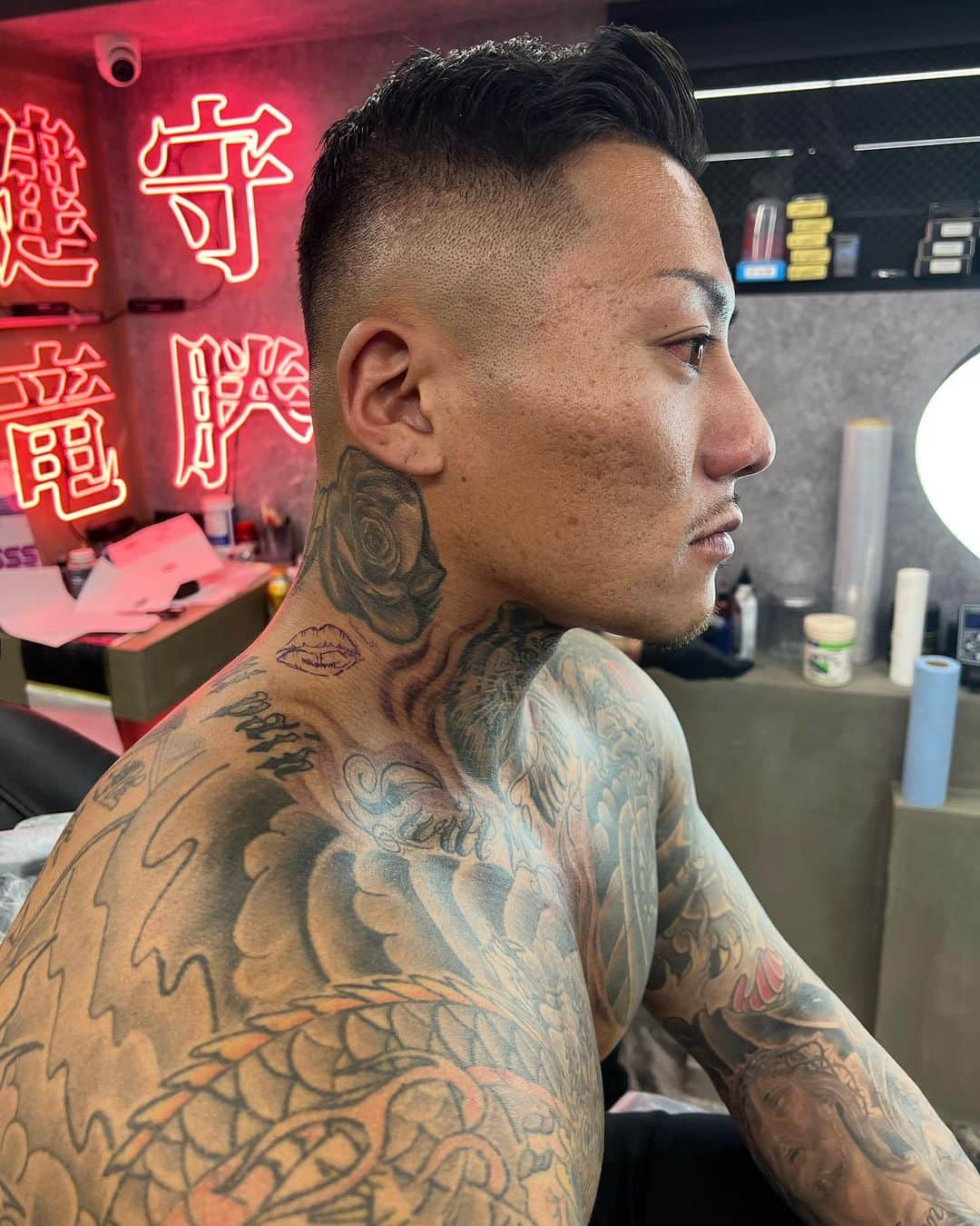 中村直輝さんのインスタグラム写真 - (中村直輝Instagram)「#tattoo#japanesetattoo#タトゥー#刺青#煙  @sixtattoo_kenchi_osaka  ありがとう🔥🙏🔥 まだ途中なんで完成楽しみ。」11月2日 22時32分 - _naokinakamura_