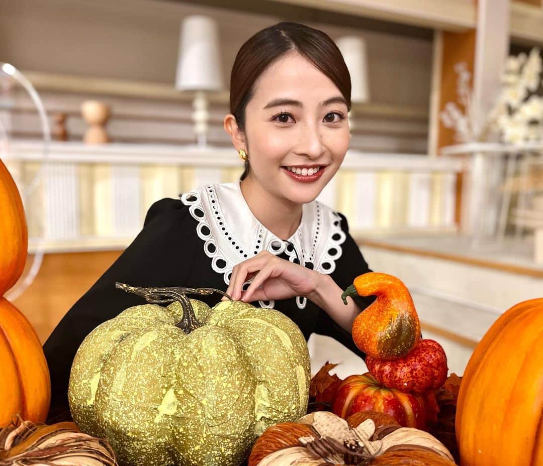 日比麻音子のインスタグラム：「秋です🍂  スタジオの奥でこっそり写真を撮ろうとしたら セットを貸してくださったNスタ美術さん🥹  Nスタのスタジオはいつもあたたかい現場です🍁  #Nスタ」