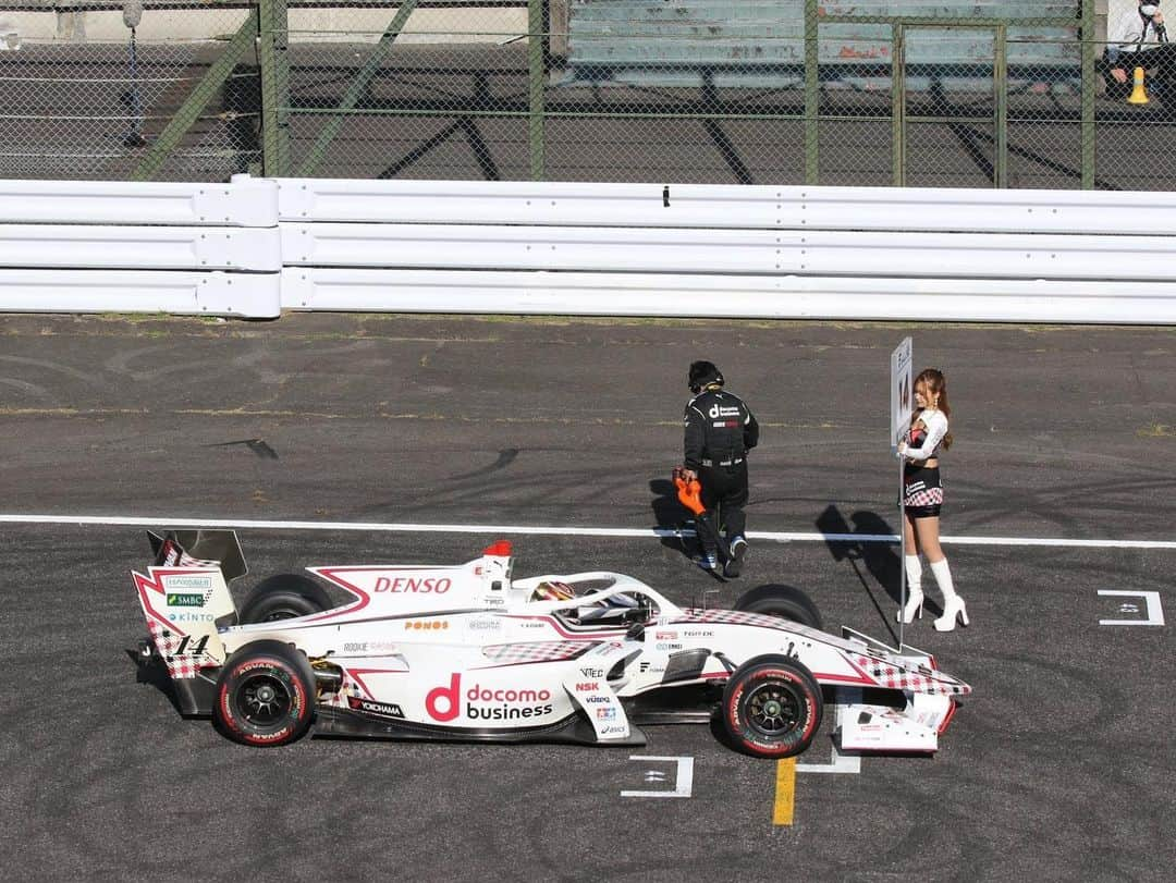 今井みどりさんのインスタグラム写真 - (今井みどりInstagram)「SUPERFORMULA 2022シーズンも無事に閉幕です！  なかなかQ1が突破できなかったり、 いける！って時にトラブルにあってしまったり… 今シーズン悔しい結果が続きましたが、 皆様と一緒にROOKIERacingを応援できてよかったです！  最終戦以外色々と制限があったのですが、見守ってくれたファンの皆さん、📷におさめてくれた皆さんありがとうございました😊🤲  そして14号車docomo business ROOKIEを応援してくださったみなさま ありがとうございました🤝  #SUPERFORMULA #rookieracing  #racequeen #docomo」11月2日 22時54分 - imaimidori