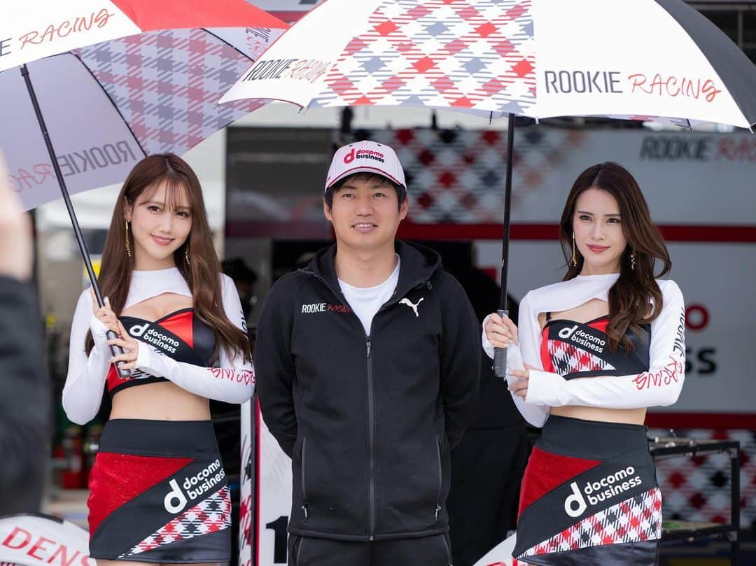 今井みどりさんのインスタグラム写真 - (今井みどりInstagram)「SUPERFORMULA 2022シーズンも無事に閉幕です！  なかなかQ1が突破できなかったり、 いける！って時にトラブルにあってしまったり… 今シーズン悔しい結果が続きましたが、 皆様と一緒にROOKIERacingを応援できてよかったです！  最終戦以外色々と制限があったのですが、見守ってくれたファンの皆さん、📷におさめてくれた皆さんありがとうございました😊🤲  そして14号車docomo business ROOKIEを応援してくださったみなさま ありがとうございました🤝  #SUPERFORMULA #rookieracing  #racequeen #docomo」11月2日 22時54分 - imaimidori