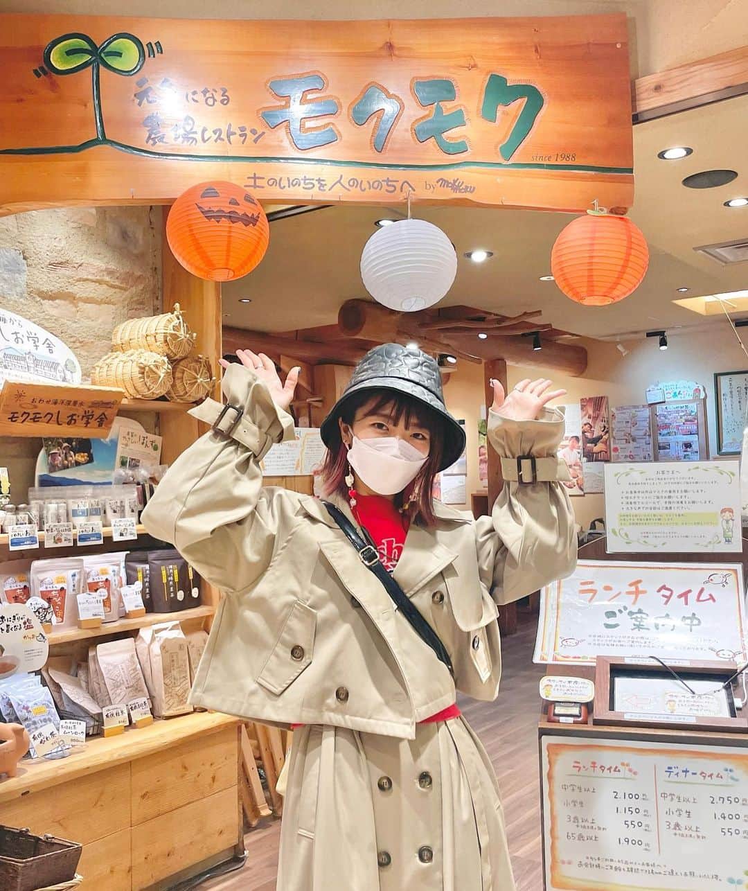 ぱいぱいでか美のインスタグラム：「モクモク🐷 . 四日市おふろcafé湯守座でのライブの日、名古屋で泊まったので翌日のランチは 名古屋駅直通のJRセントラルタワー 「元気になる農場レストラン モクモク」で食事してきました✌🏻 三重県伊賀市にあるモクモク手作りファームの直営レストラン！ モクモク手作りファームは豚さんと触れ合えたりもしつつ ソーセージ作り体験もできて食育的にも楽しく学べる場所！ 遠足で行ったり宿泊もできるから旅行で行ったり 三重県民的には割とお馴染みな場所です🐷 で、直営レストランもすごい美味しいですよ〜☺️ ソーセージはもちろん、野菜も美味しい🍅🥬🍠 モクモクファーム直営レストランはここ以外にも何店舗かあって 大阪、京都にもあるらしい！ 三重県にももちろんありますよー！ ほんと美味しいからまじで東京にもほしい……😭 ビュッフェスタイルなのも嬉しい！ みんなも行ってみて〜🫶🏻 三重県美味しいものいっぱいなところも自慢🫶🏻 . #モクモクファーム #モクモク手作りファーム #元気になる農場レストランモクモク #三重県 #ビュッフェ #名古屋ランチ #でか美ちゃん」