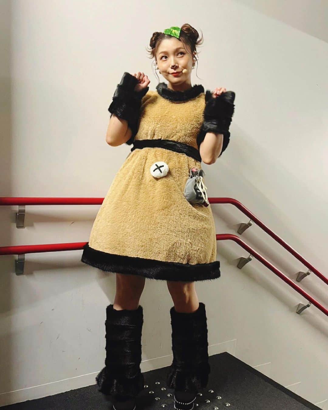 新田恵海のインスタグラム：「歌う!声優女子LIVE ゆるシェアルームへようこそ! 〜渋谷公園通り〜 みんなでハロウィンパーティーしよう!  改めてありがとうございました🎃  2回目のゆるシェア💓 お馴染みの&懐かしの&お久しぶりの＆そして初めましてのルームメイトたちと楽しくお届けしました！ みんな華やかで可愛かった〜💓  そしてゆるシェアバンドで歌うのはやっぱり気持ちがいいです🎤✨  ハロウィン当日ということで、今回の仮装は化けタヌキでした🍃笑  化けるの失敗して、アライグマのようなしっぽになったタヌキです。  その後のルームウェアでは、タヌキ→コアラにチェンジ🐨 鼻の黒いのも増えてます🐨  動物好きを主張したら、もはやハロウィンのコスプレとは...？という感じになってしまいましたが、本望です！笑  客席のみなさんもとても賑やかな装いで、ステージからの景色もハロウィンらしくて楽しかったなー👻🎶  101号室の寮長的住人としてこれからもゆるシェアルームに居続けますので、ぜひまた遊びにきてくださいね🙌  配信のアーカイブは11/14までご覧いただけますので、来られなかった方はぜひ“追いハロウィン”してください🍭  ▶︎ https://eplus.jp/sf/detail/3688550001?P6=001&P1=0402&P59=1  #halloween  #ハロウィン  #ゆるシェア #タヌキの仮装  #コアラの部屋着」