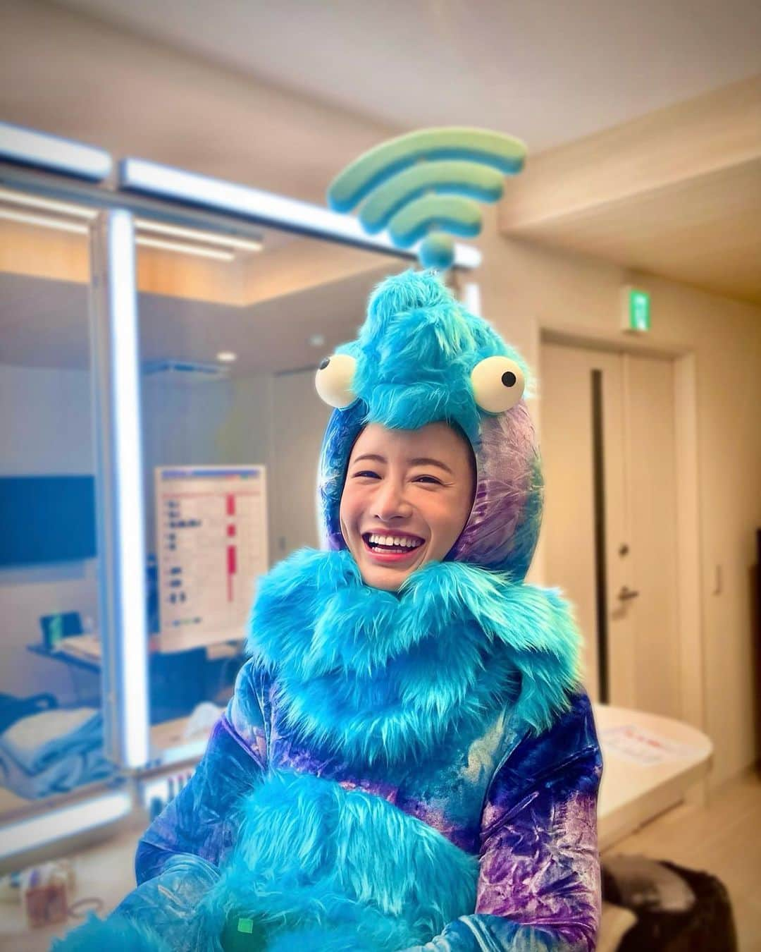 松本まりかさんのインスタグラム写真 - (松本まりかInstagram)「人生初着ぐるみ  以下メッセージだそうです☺︎↓  こんにちは！スーです みんな、悩んでる？？🤗  #なやーむなやむ不思議な世界からきた生命体 #通常運転でなにかしら悩んでるわたしだけど #この通りたのしそうです #きっとみんなも楽しくなります #だから..  #おいでよ! #スカパー!🤗😂  #マヂラブ村上さんはカパ！ #マヂラブ野田さんは野田さん #着ぐるみなんかじゃありませんオコ☹️」11月2日 23時43分 - marika_matsumoto