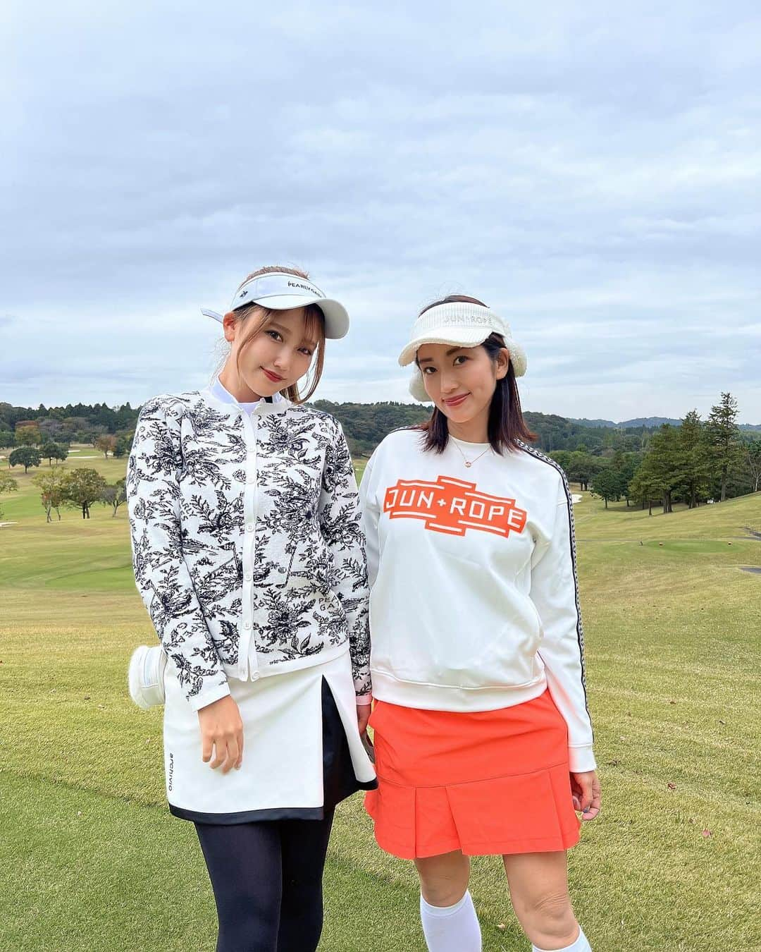 庄司ゆうこさんのインスタグラム写真 - (庄司ゆうこInstagram)「みどりちゃんとエンジョイゴルフ⛳️✨ いつも通り楽しんでたんですが、何とハプニング‼️ みどりちゃんのボールが私の頭に直撃🤣 まさかこっちに来るとは思ってもいなかった方向だったんで、最初何が起こった分からず、しばらくフリーズしてしまった😂 ボールが頭に当たった人初めて会いましたとキャディさんにも言われたし😂 とにかくメチャクチャ痛かったです😢 この日は声も出なくてボロボロでしたが、ランチの中華がめちゃくちゃ美味しくって幸せでした😋 ゴルフウェア全身ジュンロペ @junandrope  ゴルフシューズ @puma  #ゴルフ#ゴルフ女子#ゴルフコーデ#ゴルフウェア#キングフィールズ#ジュンロペ#ボールが頭に直撃#ゴルフボール頭に当たったことある人いますか？笑」11月3日 0時07分 - yuko.shoji