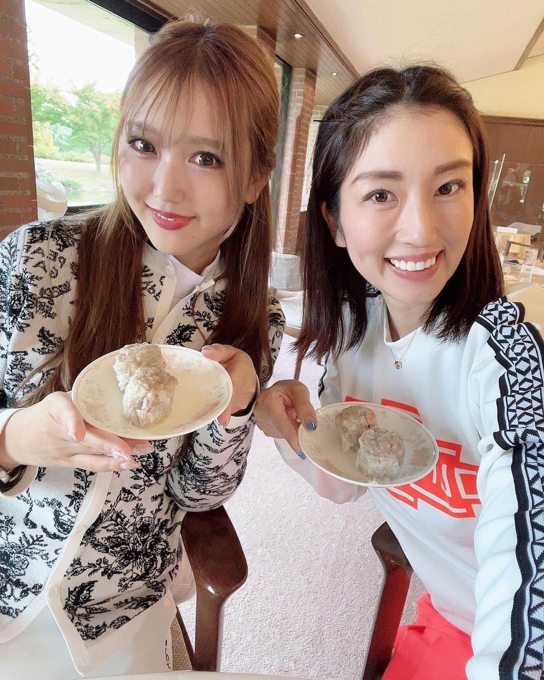 庄司ゆうこさんのインスタグラム写真 - (庄司ゆうこInstagram)「みどりちゃんとエンジョイゴルフ⛳️✨ いつも通り楽しんでたんですが、何とハプニング‼️ みどりちゃんのボールが私の頭に直撃🤣 まさかこっちに来るとは思ってもいなかった方向だったんで、最初何が起こった分からず、しばらくフリーズしてしまった😂 ボールが頭に当たった人初めて会いましたとキャディさんにも言われたし😂 とにかくメチャクチャ痛かったです😢 この日は声も出なくてボロボロでしたが、ランチの中華がめちゃくちゃ美味しくって幸せでした😋 ゴルフウェア全身ジュンロペ @junandrope  ゴルフシューズ @puma  #ゴルフ#ゴルフ女子#ゴルフコーデ#ゴルフウェア#キングフィールズ#ジュンロペ#ボールが頭に直撃#ゴルフボール頭に当たったことある人いますか？笑」11月3日 0時07分 - yuko.shoji