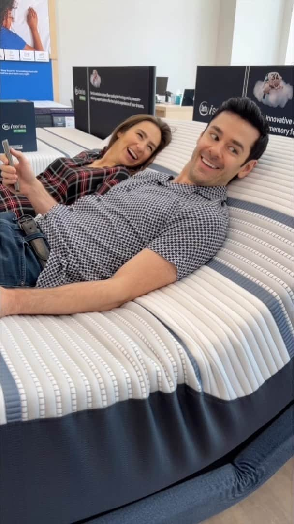 ブレンダン・ロビンソンのインスタグラム：「As many of you know, Haley and I just got engaged!! So, it was time for us to buy a new mattress.  We headed on over to our local @mattressfirm to check out all the options!  After trying every mattress in the store, one of the amazing Sleep Experts guided us towards the #BeautyrestBlack.  You guys, this all-new mattress from #Beautyrest is so cozy and supportive yet plush… we had to have it!  It’s the perfect way to treat ourselves to a great night’s sleep as we embark on our new life together!  Head on over to your local #MattressFirm today to check out all of the @beautyrest mattresses, as well as the countless other options to choose from! #ad」