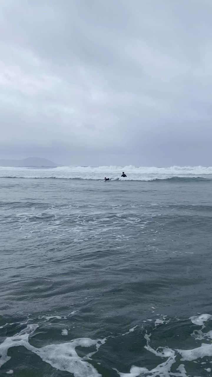 早霧せいなのインスタグラム：「初サーフィンは高知の海🏄‍♂️🏄‍♂️🏄‍♂️ すっ転ぶのも、また良し🤣」