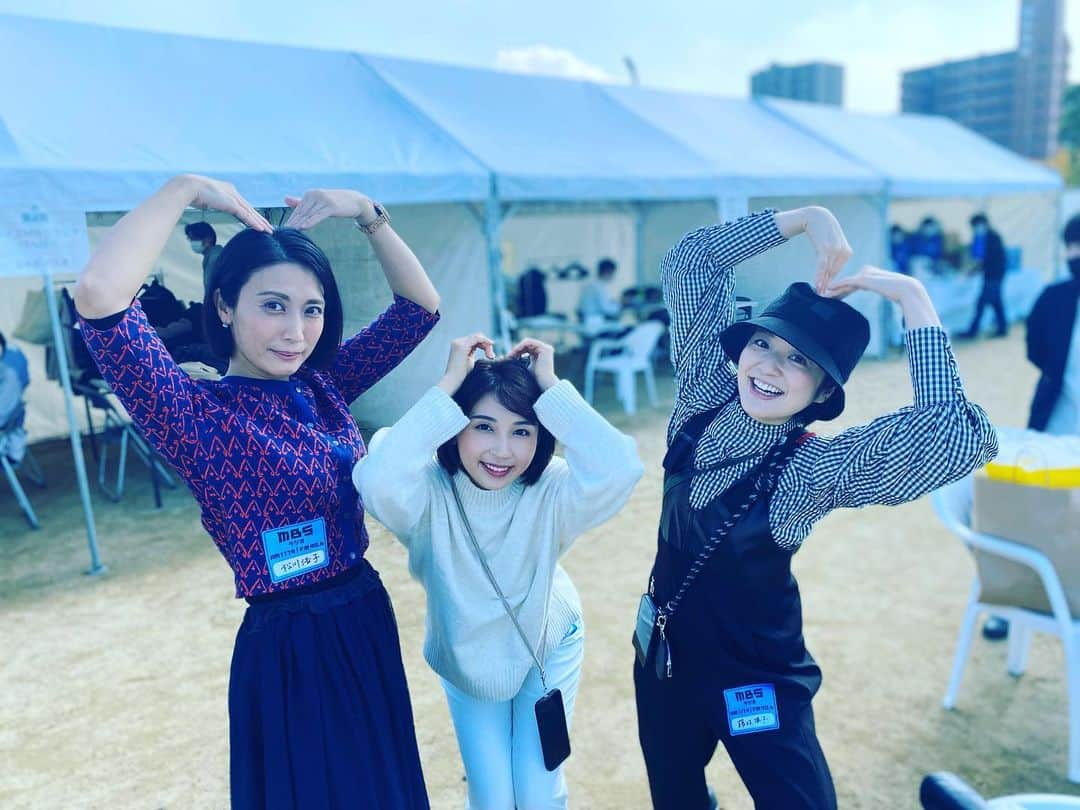 松川浩子のインスタグラム：「本日は MBSラジオ秋祭り @長居公園  MBSアナウンサーカレンダーも 販売しています！ もれなくアナウンサーの サイン付き！  午前組はこの3人！ ここからは いろんなアナウンサーが やってきますよ！  秋を満喫しに 是非お出かけください。  #mbsラジオ祭り #秋祭り#mbsラジオ #藤林温子#野島紗己子#松川浩子 #アナウンサーカレンダー#mbsアナウンサーカレンダー2023#サイン会#アナウンサーカレンダー発売記念イベント」