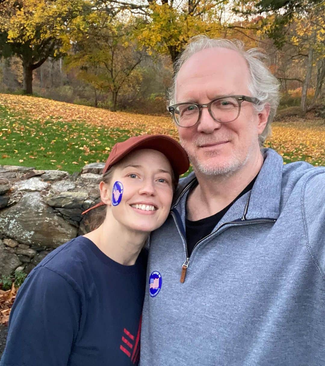 キャリー・クーンのインスタグラム：「Let’s see if we can salvage this experiment. #voteblue @momsdemand」