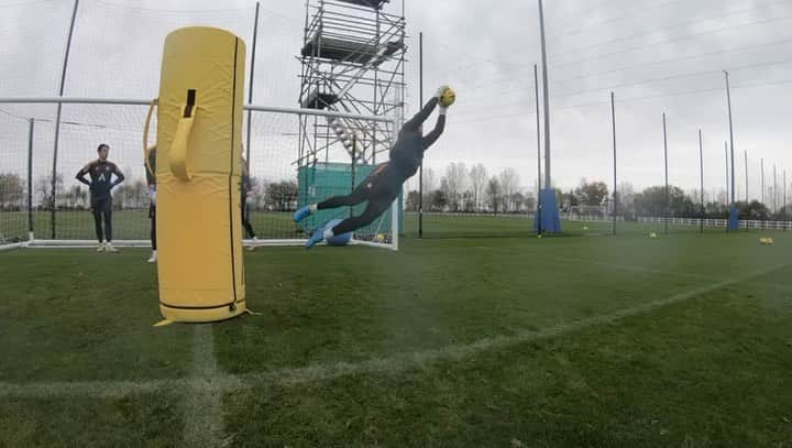 ジョエル・ロブレスのインスタグラム：「🧤⚽️⚔️😀」