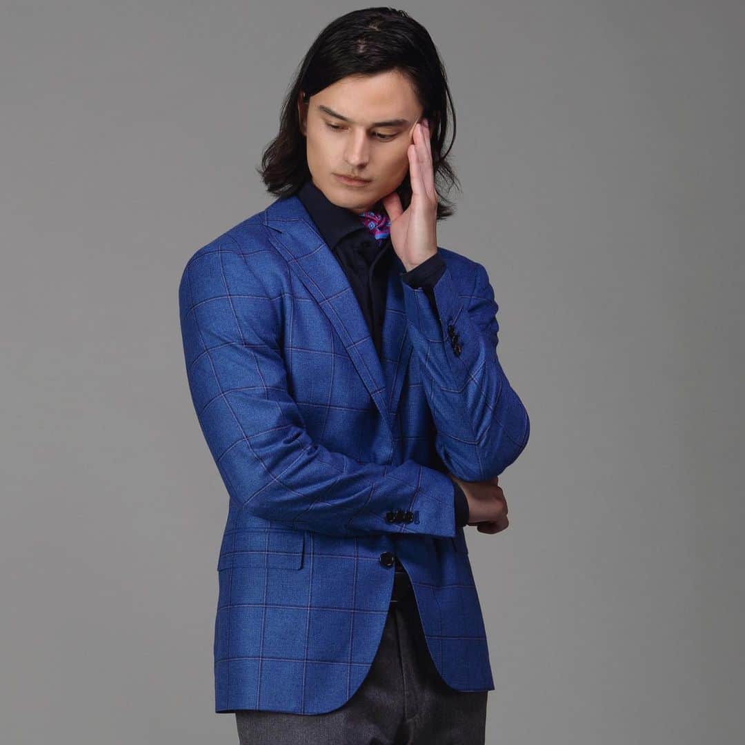 アイクベーハーのインスタグラム：「This gorgeous new True Blue Windowpane Sport Coat is made from a luxurious blend of silk and wool from Loro Piana and is as soft as it is stylish. All of Ike Behar's tailored sport coats reflect the same exacting standards that Ike perfected as a master shirt tailor. Made in Naples, Italy in our factory renowned for workmanship, flawless fit and luxurious detail. All of our sport coats are hand finished at the neck, shoulder and arm hole opening to ensure a smooth and streamlined fit. The sleeve button holes are designed to be openable and working, like the best of the best.  #loropiana #menswear #madeinitaly #fw22」