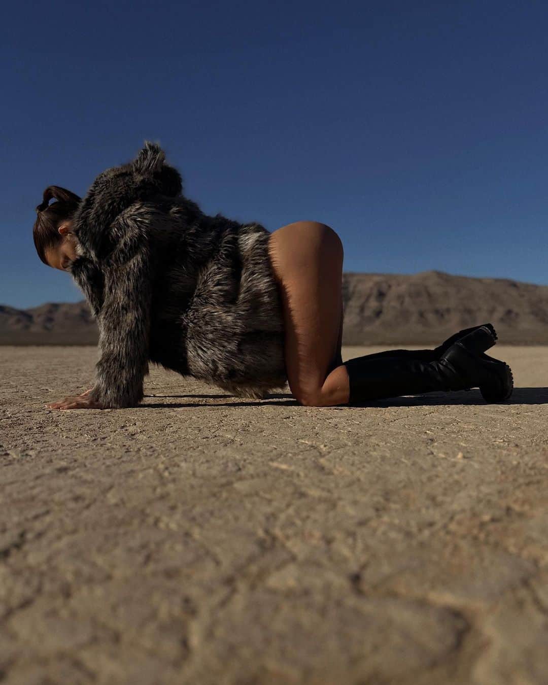 レイチェル・クックのインスタグラム：「Wild animal🐺 What song does this remind u of? 😜 For more OF this… u know where to go! 🤍 (ps last photos the best)」