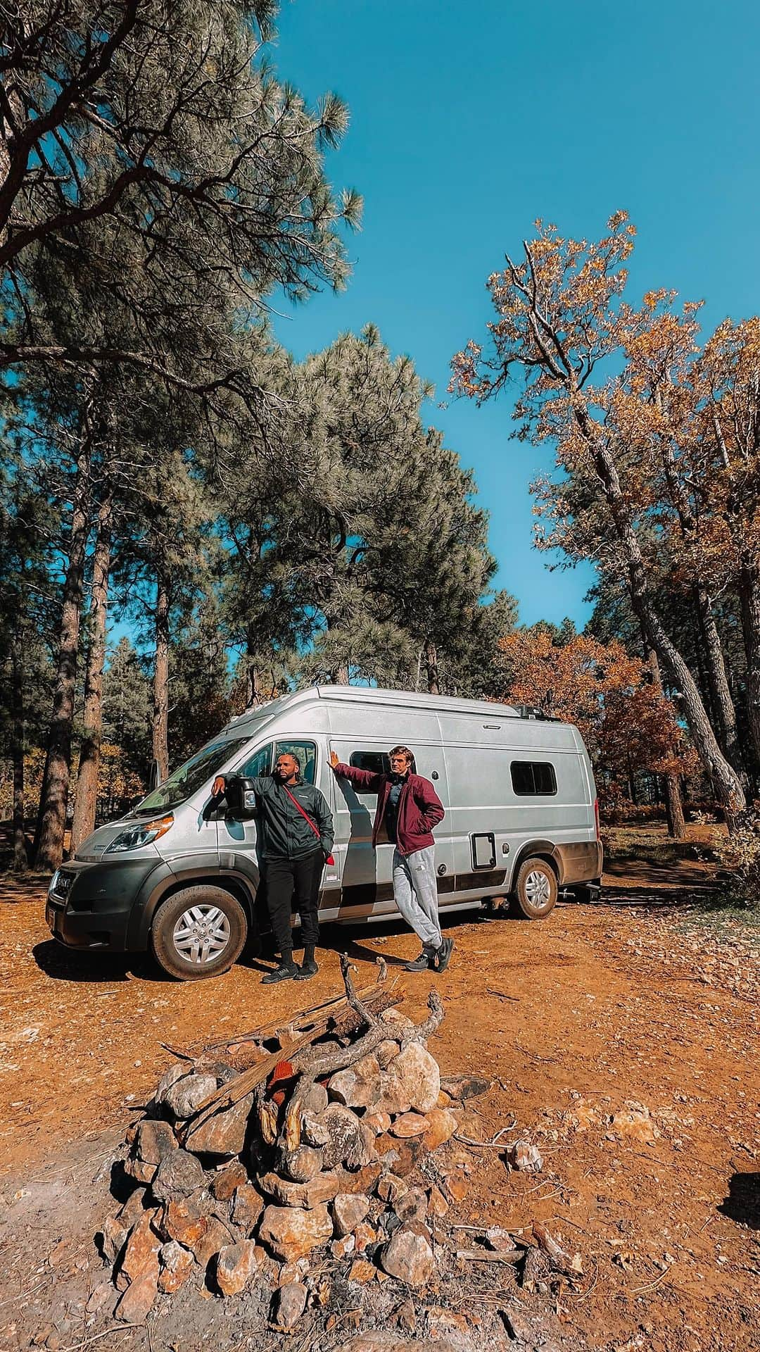 ダニエル・シャーマンのインスタグラム：「This month, after becoming a US citizen, my mate @brendendurell and I decided to take a road trip across America to celebrate. Here’s but a glimpse of the wild 5-day adventure.  Thank you to my pal @deborah_jean_kane’s company @gocamp_rentals for giving us a van so that we could go explore.   We’re also excited to give away 3 nights in a GoCamp camper van to one of you so you can get outdoors. That’s a bloody good give away.   Head to @gocamp_rentals post to join and tag your van mate, your dog, or whoever.」