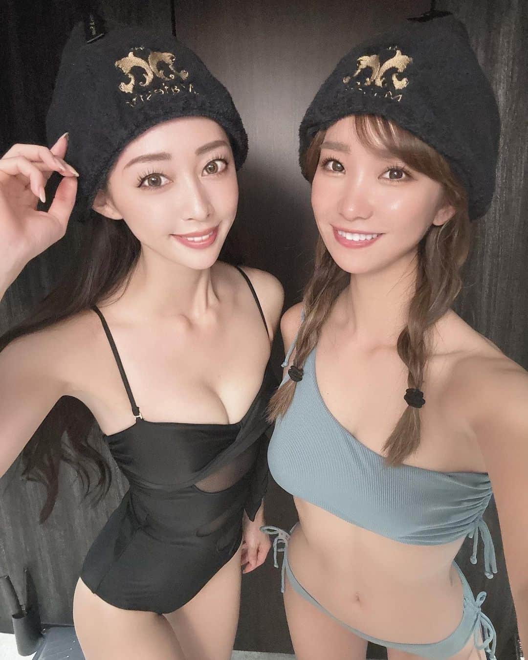 林紗久羅さんのインスタグラム写真 - (林紗久羅Instagram)「. . . . 昨日はイメージキャラクターを務めさせて頂いている @majestyonarimonclub へいちかると行ってきました✨ . 2〜4階にはサウナフロアがあり こちらはロウリュウ式で お好みのアロマをお水に混ぜて サウナストーンにかけ水蒸気を発生させて 体感温度を上げるタイプのものです🪨 . 更に5階の女性専用フロアには スチームサウナも完備🧖‍♀️ . サウナの温度は91〜4℃くらいです💡 . サウナ室からテレビも観れるので 熱いサウナも気が紛れてあっという間に 水風呂のターンになります🥺 . バスルームには水を張れる浴槽と お湯が出るシャワーとは別で 天井にもシャワーが取り付けられていて そちらからは冷水が出ます🚿 . @majestyonarimonclub の 完全個室型サウナですが地域最安値 60分2,900円(3,190円税込)で この極上サウナを１回楽しむことができます✨ . また11月1日より新規入会キャンペーンで ・入会金０円 ・事務手数料0円 更にWEB入会で「Amazonギフト券1000円分」を プレゼントしています🔥 . 皆さんこれを機に是非入会して頂いて 最高のおひとり様時間をお過ごし下さい🖤 . . . サウナまでの流れですが . ①フロントで簡単チェックイン🪪  ②6種類程あるアロマの中からお好みの香りをチョイス （ﾀｵﾙ、ｽﾘｯﾊﾟ、ｻｳﾅﾊｯﾄはお部屋に用意されています💡）  ③エレベーターでサウナフロアへ  ④お好きなサウナタイムでととのいます （ｼｬﾝﾌﾟｰやｺﾝﾃﾞｨｼｮﾅｰ、ﾎﾞﾃﾞｨｰｿｰﾌﾟは用意あります）  ⑤お約束の時間にフロントへ→簡単チェックアウト🪪 . という感じです☺️ 強いて何かを持っていかなくても大丈夫ですが お水やオロポ、アメニティは有料となりますので 事前に用意して頂くと良さそうです✨ . 最高のおひとり様サウナタイムを @majestyonarimonclub で お過ごし下さいませ！お待ちしております❣️ . . . #majestyonarimonclub #majesty #マジェスティ御成門クラブ #ロウリュウサウナ #サ活 #サ活女子 #温活 #温活女子 #サウナ女子 #完全個室サウナ #美肌 #個室サウナ #ととのう #サウナハット」11月3日 12時49分 - sa1210ku