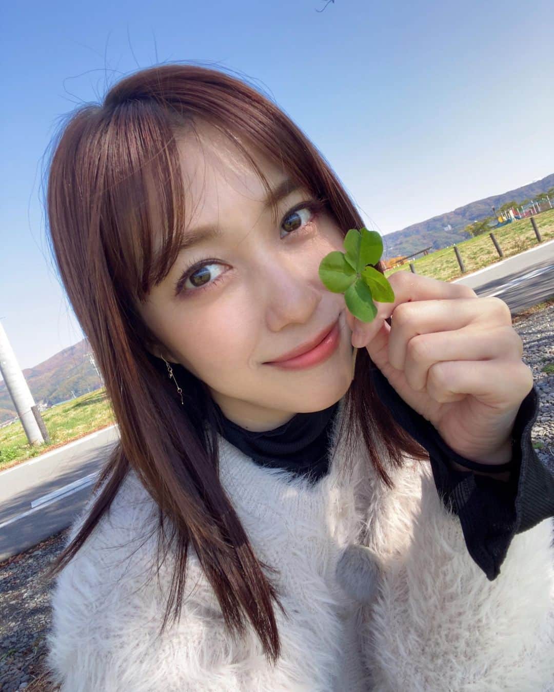 秦瑞穂のインスタグラム：「おはよー！ .  今日もいいことありますように🍀 .  #秦瑞穂 #follow #me #followme #japanesegirl #asiangirl #japan #tokyo #粉我 #偶像  #フォロー #フォローミー #ポートレート #写真  #被写体 #selfie #よつばのクローバー #🍀#gm」