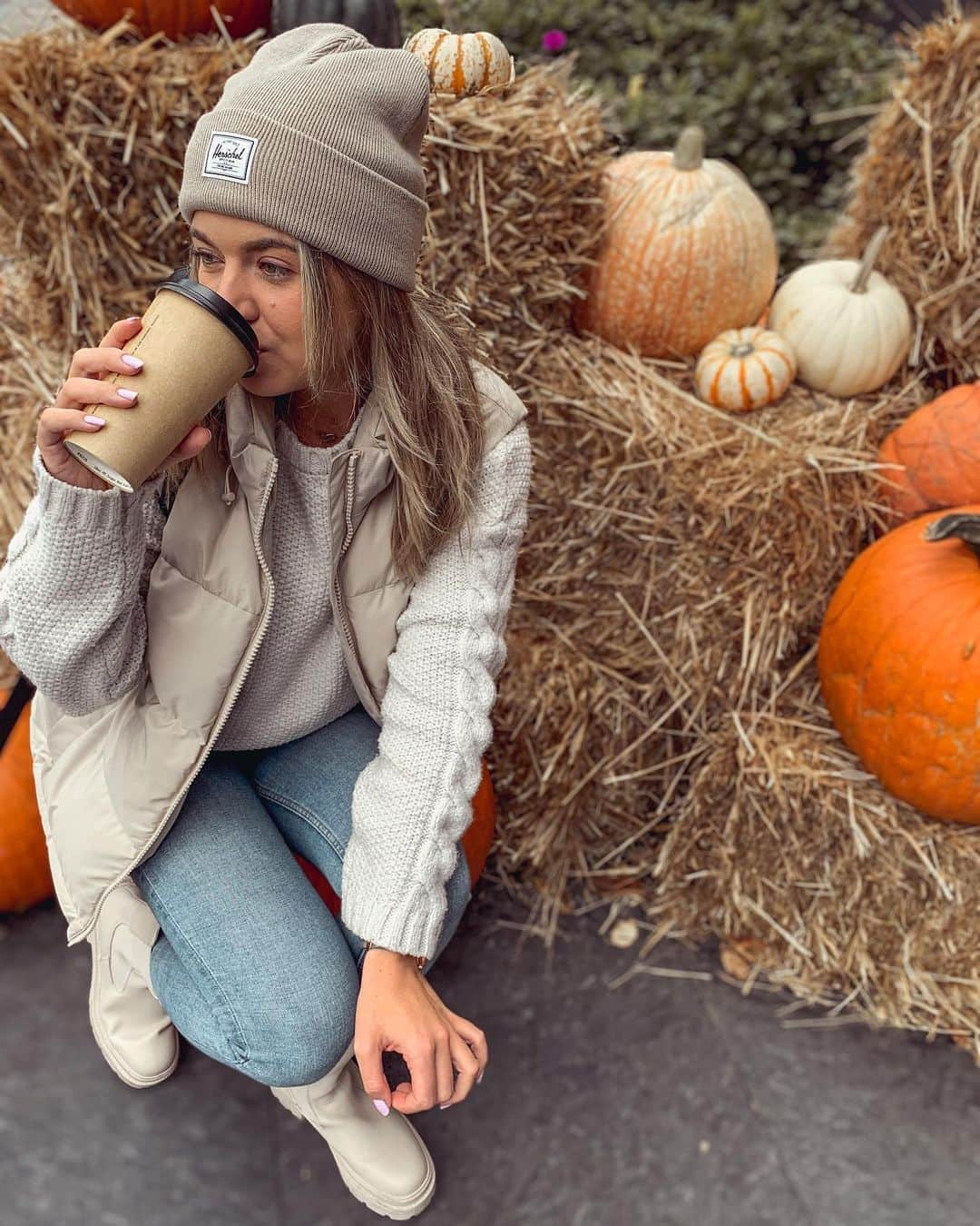 ニキ・ヴォリーズのインスタグラム：「Pumpkin spiced latte season🎃」