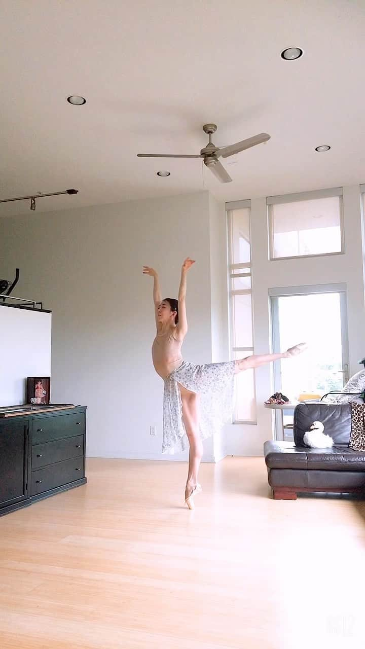 加治屋百合子のインスタグラム：「Happy World Ballet Day💕 ハッピーワールドバレエデイ💕  🎥 : From 2020, during quarantine at home / 2020年、パンデミック中の自宅バレエより  ********  My #musicboxchallenge Part 2 / Swan Queen🦢👑  オルゴール　チャレンジ　パート2 / 白鳥🦢👑  Leotard/レオタード: @discountdance  Skirt/スカート: @keithlinkdancewear  Pointe shoes/ トウシューズ: @capezio  Quarantine Day 24 / 自宅バレエ24日目  #ballerina #ballet #challenge #musicbox #balance #concentration #strength #strengthtraining #studioghibli #quarantine #houstonballet #worldwideballet #musicboxballerina  #バレエ　#バレリーナ　#バランス　#白鳥　#ジブリ #おうち時間　#自主練」