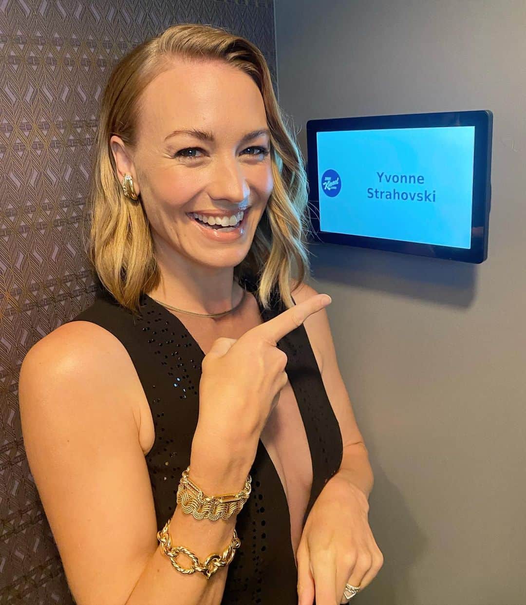 のインスタグラム：「@jimmykimmellive Tonight !! 💥💥💥」