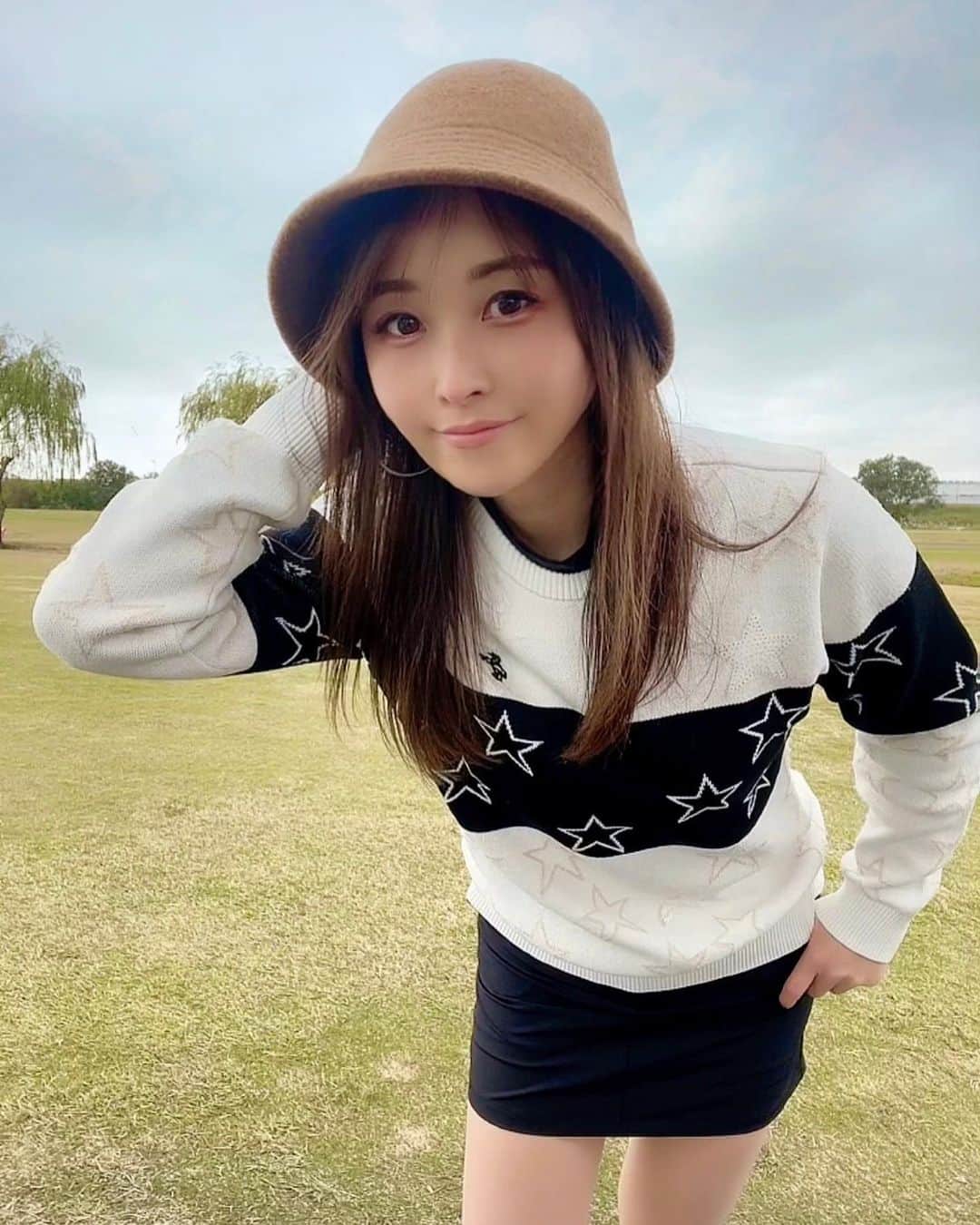 mikaのインスタグラム：「♥︎︎∗︎* 前回の投稿でウエア好評だったので 全身ver⭐︎  星ニットが好評でうれしい⭐️ みんな星好きなのね！  #ゴルフ #ゴルフ女子 #golf #ゴルフウエア #ゴルフコーデ」