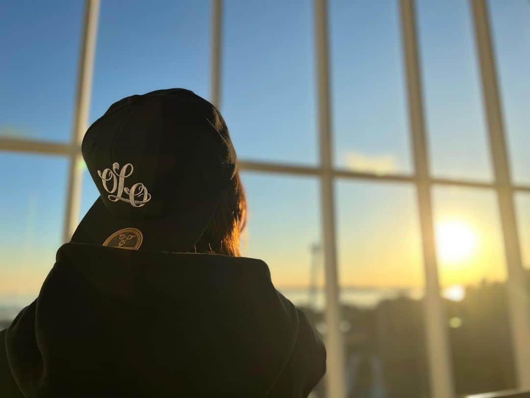 彼方茜香のインスタグラム：「olo♥ 2カラーあるので @onlyliveonce_official  見てきてくださぁい·͜· ♡ プロに撮ってもらった1枚カッコ良きすぎる(˶˙ᵕ˙˶)ばぇばぇ  #onlyliveonce  #sarynolo  #キャップ好きな人と繋がりたい   #完全受注生産ブランド」