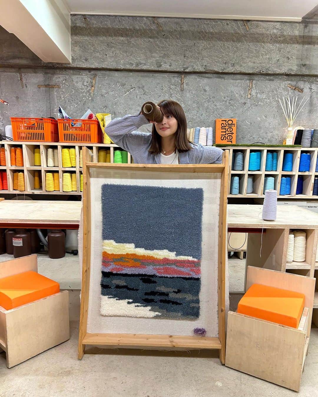 三原勇希のインスタグラム：「またまたオリジナルラグを作りに @keke_rug に行ってきました！🔭🧡  一年前、私とBomiちゃんが最初のお客さんだったそうな。スタジオはさらに可愛く快適になり、色の種類もスタッフさんも増えてた✨ ２回目になると使わせてもらえる色数増えたので、この夏の思い出の景色をラグにして残すことにした☺️💕 #もふぁ と行った海！  私のYouTubeチャンネルに一年前の作業の詳細、スタジオを始めたくんぺいさんの思いが動画で残ってます💪  簡単にクオリティの高いラグができて本当に楽しい！クロイの愛犬ラグも上手すぎる👏 タフティングに必要なもろもろも @keke_rug で揃うので、ここで習ったらお家で始めるのもアリだね🤔  @miyoshirug の職人さんの技術を受け継ぎたいという思いで始まったワークショップ。徳島の三好で、手作業で作られるラグはデザインが超可愛くて高クオリティ！ぜひ三好ラグもご覧になってください✨  #tufting #タフティングワークショップ #keke」