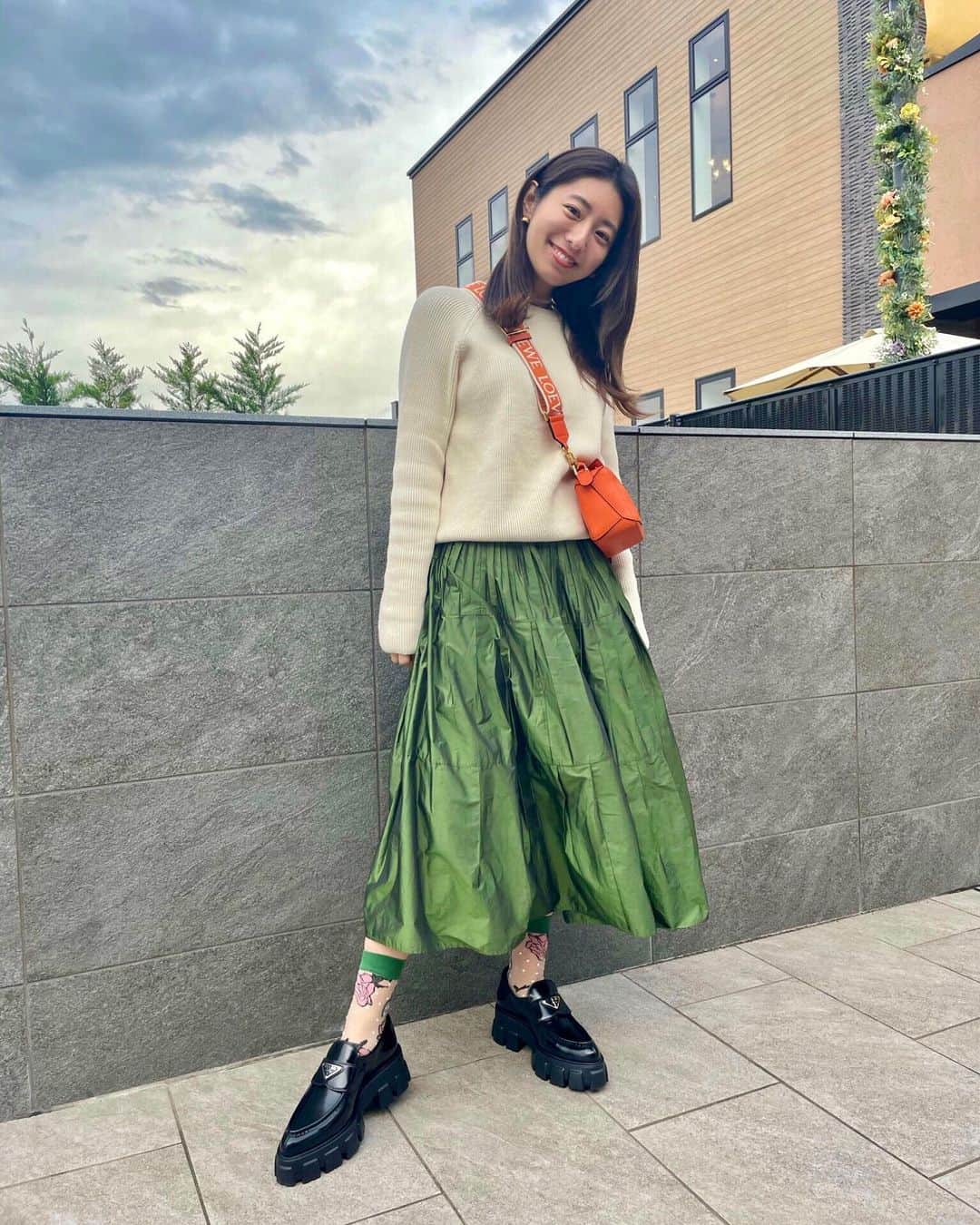のインスタグラム：「🛍 . おはようございます☀ 先日、みんなでアウトレットに〜🎶 ようやくおろせたローファーは 足細く見える優秀なアイテムです🥺 足首ないって有名な私でも細く見えます笑 . 豆腐カツ初めて食べたけどこんなに美味しいんだね💓 ハマりそう、、、🙈 . #アウトレット #御殿場アウトレット  #銀かつ亭田むら」