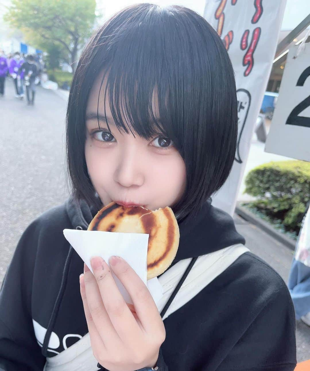 谷藤海咲のインスタグラム：「生明祭で食べたチーズハットク🧀  文化祭とか学園祭とかもう懐かし過ぎて🥺 みんなの学校では出店とか何やったー？  #3枚目の顔なに  #文化祭#明治大学#学園祭#JK#韓国#チーズハットク」