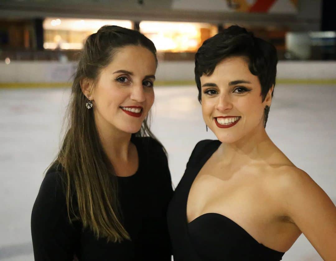 ソニア・ラフエンテのインスタグラム：「Por seguir creciendo a tu lado @sarasobrehielo 🥂🥳 ¡FELIZ CUMPLEAÑOS! . No puedo estar más orgullosa de todo lo que estás consiguiendo en esta nueva etapa y feliz de poder ver desde cerca como te superas día a día 💪🏻 . QUE TE QUIERO 💕」