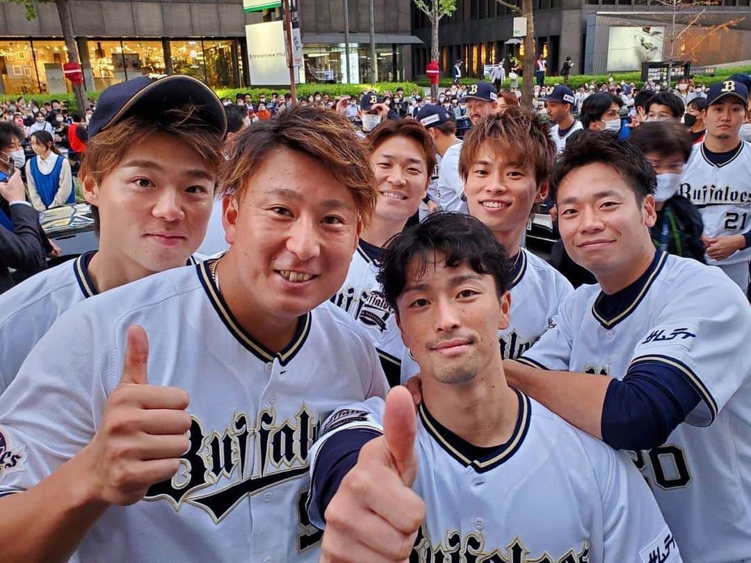 山岡泰輔さんのインスタグラム写真 - (山岡泰輔Instagram)「⁣ 御堂筋パレード楽しかった🫣⁣ 見に来てくれた方ありがとうございました😭⁣ 手振ってくれた方、いろんなことしてくれたファンの方ありがとうございました🥰⁣ ⁣ また来シーズンも出来る様に頑張ります🙋‍♂️⁣ ⁣ #優勝パレード#御堂筋パレード#ありがとう」11月3日 20時26分 - yamaokataisuke__official