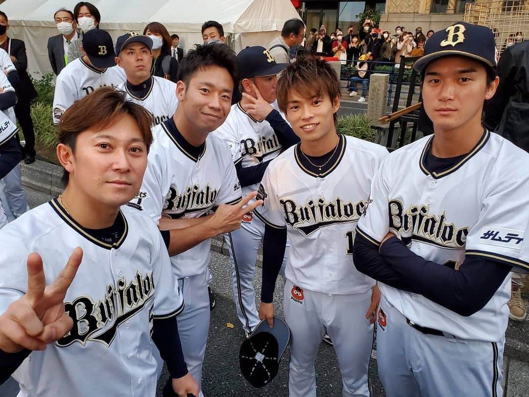 山岡泰輔さんのインスタグラム写真 - (山岡泰輔Instagram)「⁣ 御堂筋パレード楽しかった🫣⁣ 見に来てくれた方ありがとうございました😭⁣ 手振ってくれた方、いろんなことしてくれたファンの方ありがとうございました🥰⁣ ⁣ また来シーズンも出来る様に頑張ります🙋‍♂️⁣ ⁣ #優勝パレード#御堂筋パレード#ありがとう」11月3日 20時26分 - yamaokataisuke__official