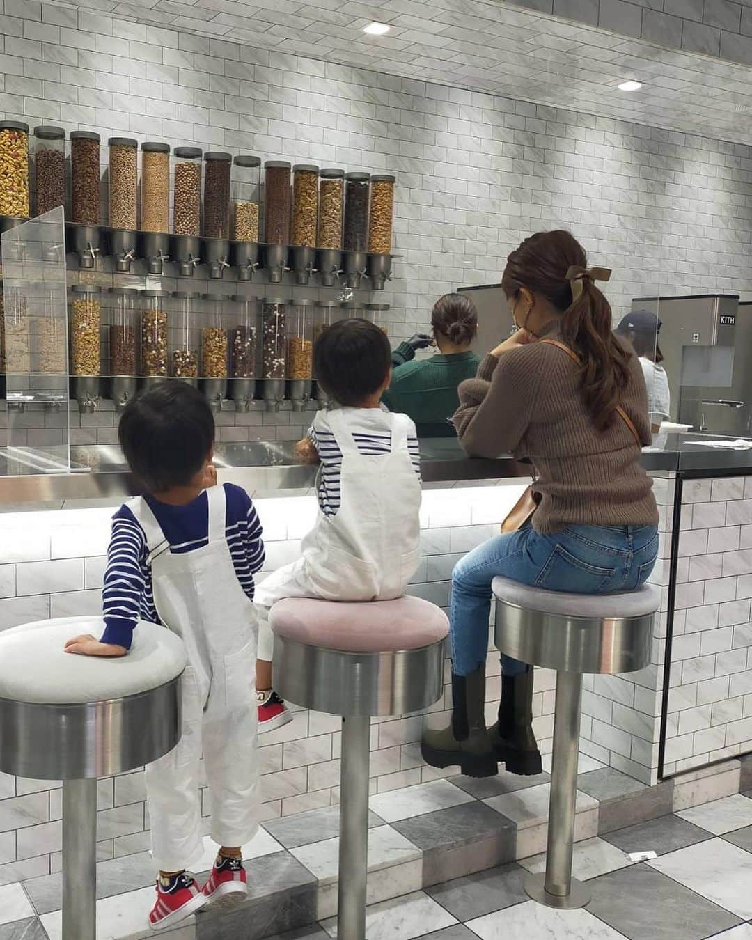 曽田茉莉江さんのインスタグラム写真 - (曽田茉莉江Instagram)「連日デート👦🏻👦🏻 良い子過ぎて全く苦じゃない😂 ひたすら可愛いのみ🥺 すぐハイッて言う事聞いちゃう🥲泣けてくる😮‍💨しっかりありがとうも毎回言えるし🥲🥲  指少し切れちゃった〜って言ったら えぇーーどこどこ？！バンドエイド貼ってあげるって🩹貼ってくれた🥺優しく巻き過ぎたのがすぐ傷の部分出てきたよ😌でもその気持ちで治癒力MAX🫶  自分が食べたくても 先に一口くれたり…すごいなぁ…ほんと😮‍💨💕もう時が止まってほしい🥺2人が中学生になった時には 俺らは東京パスでっとか言われちゃうのかなぁ😂😂今からつらいw  しかし11月なのにニット一枚で 出れるなんて🧶 このおNEWの切替ニット可愛かった💕  @naturalbeautybasic_official   デニムも先日ZARAで2000円ちょっとでGETしたよん🫶👖  ブーツも去年guで2000円くらい🤣🤣  #fashion #code #ootd #denim#knit #秋コーデ #冬コーデ #大人カジュアル #大人コーデ #公園コーデ #ニットコーデ #デニム #公園 #双子」11月3日 20時28分 - marie_soda_