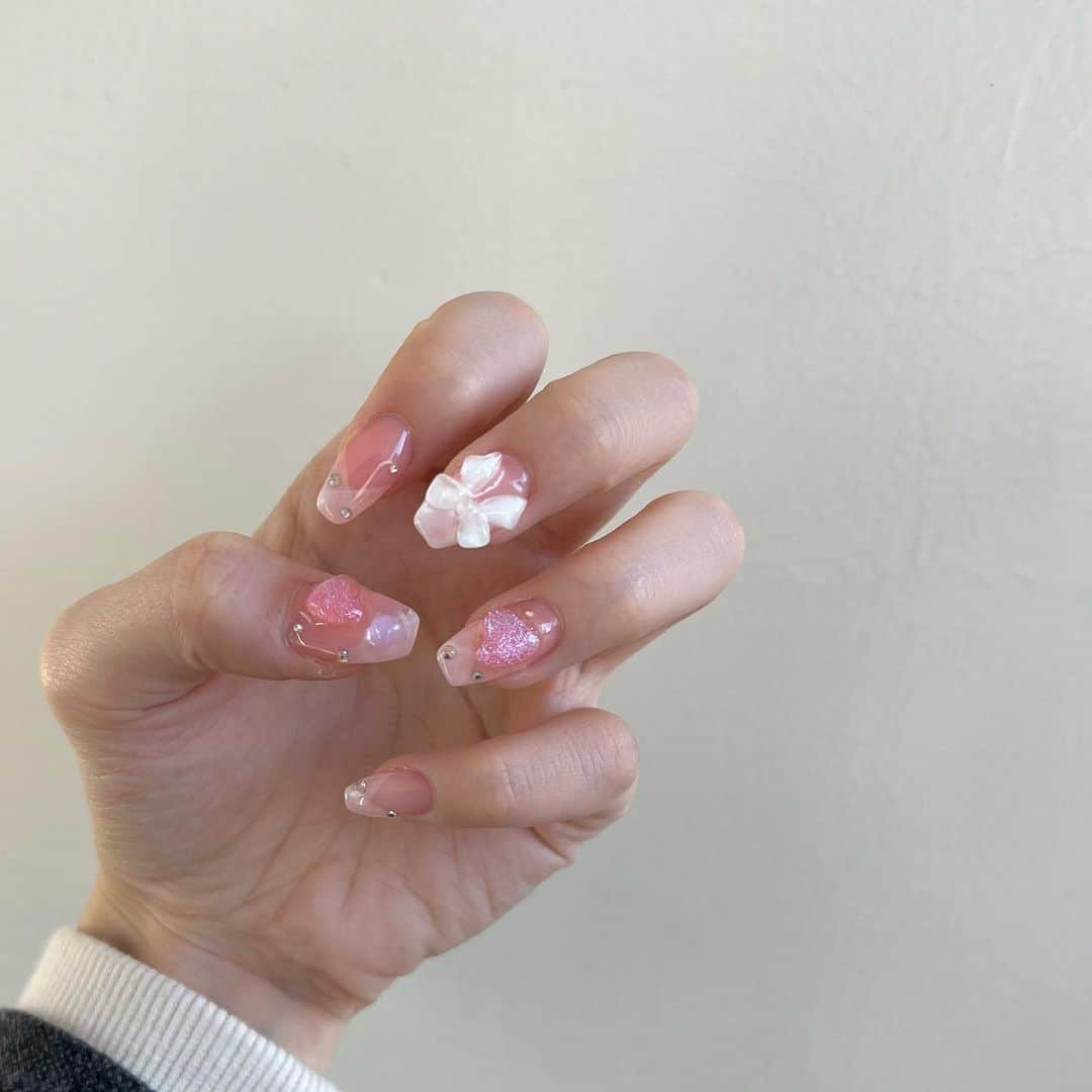 さぁやさんのインスタグラム写真 - (さぁやInstagram)「newnail💅🏻  クロスフレンチでおまかせで 可愛くしてもらったよ😍  リボンのパーツのうるうる感 めっちゃかわいい🎀  いつもありがとうございます❤️ @nailsalon.kurni_yuumi   #さぁやネイル #ネイル #ジェルネイル #ネイルデザイン #ジェルネイルデザイン #ピンクネイル #フレンチネイル  #クロスフレンチ  #nail #nailart」11月3日 20時30分 - saaya831