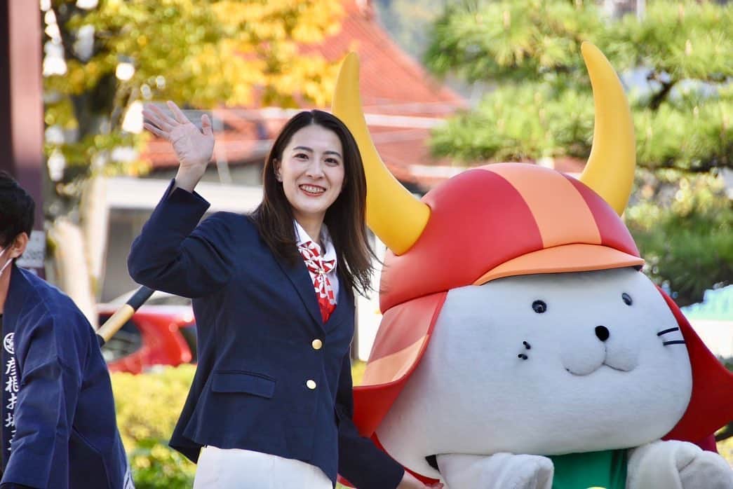 大橋悠依のインスタグラム：「． ひこねの城まつり 3年ぶりの開催でした✨  パレードではひこにゃん、やちにゃん、ひこどん、 栃木県佐野市のさのまる、 茨城県水戸市のみとちゃんと一緒に歩きました😺  たくさんの方が手振ってくれたり 声掛けてくださって嬉しかったです😊  また参加したいな〜〜〜！！！ ありがとうございました☺️  #彦根市 #彦根城 #ひこにゃん #城まつり」