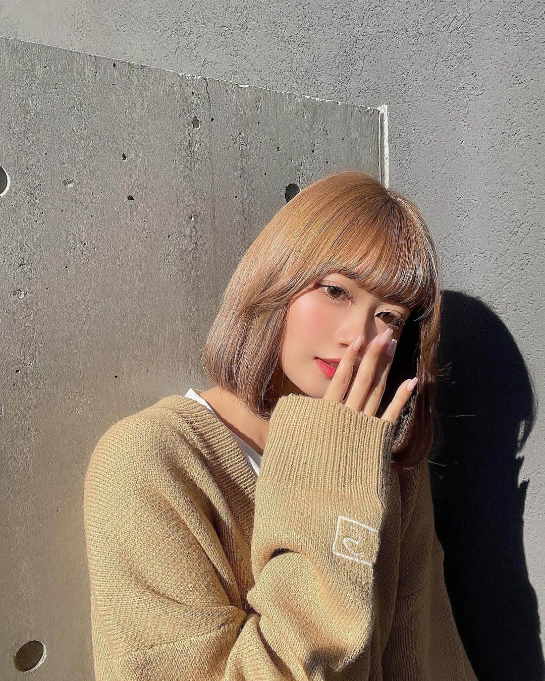 加藤夏歌のインスタグラム：「💇‍♀️🤎 . 遅れましたがハイトーンになりました✌︎ 寒くなると明るくしたくなる傾向が 今年もやってまいりました🍂 . アッシュベージュ🐻 ぱっつんに引き続きボブさんです☺︎ . いつもありがとう〜🤎」