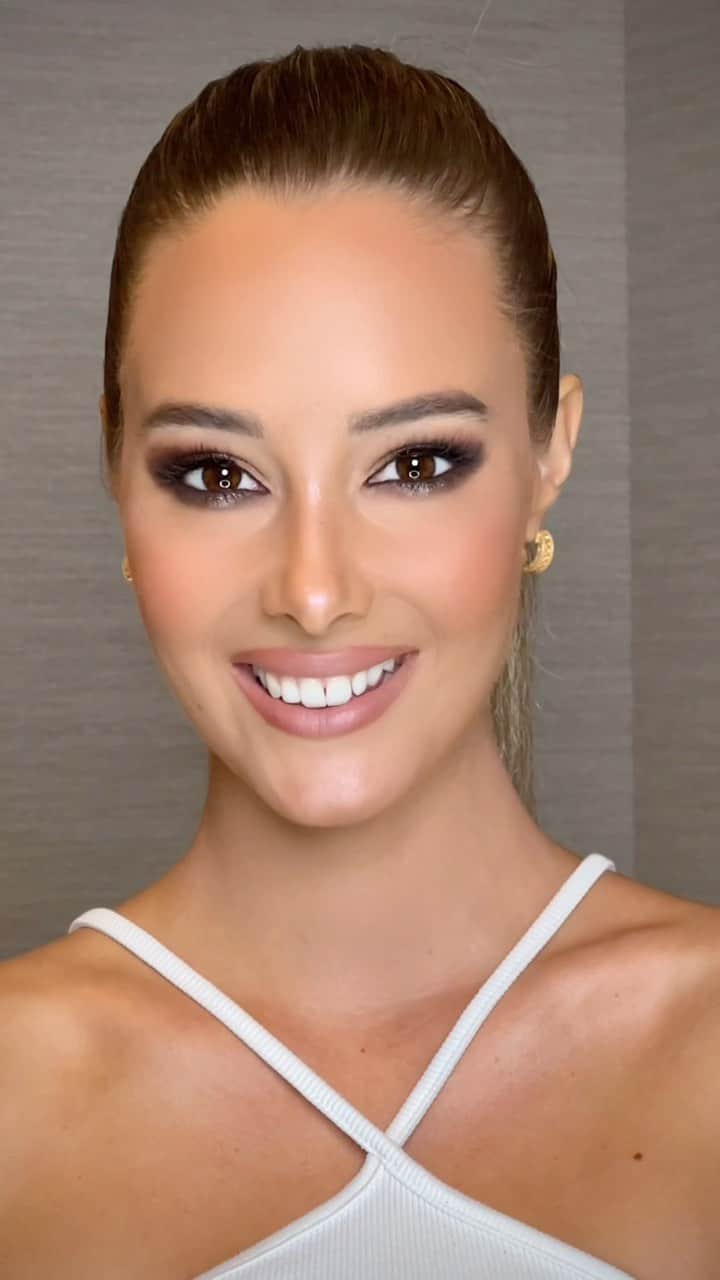 ヴィクトリア・ヴァルガのインスタグラム：「Let the Eyes do the talking💄 @laloge_uae」